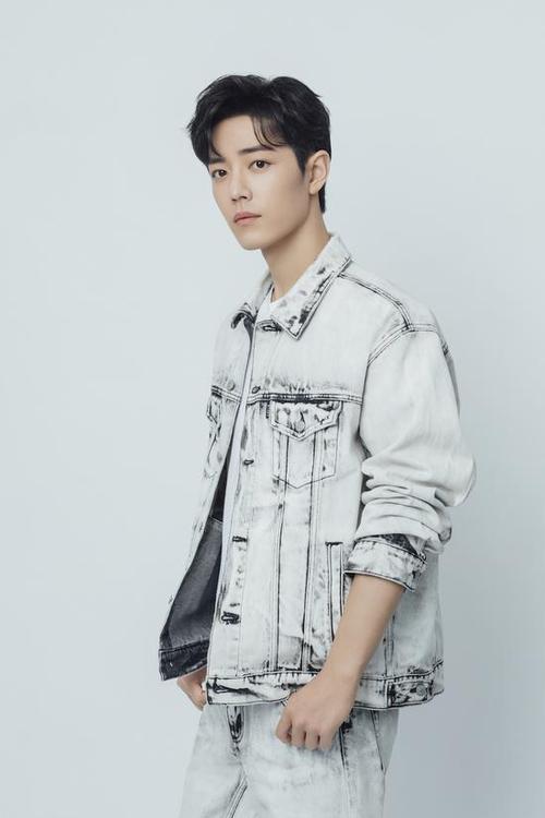 肖战光点全新个人单曲光点上线在无垠的宇宙空间里黑夜愈暗