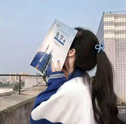 书本挡脸的女生头像