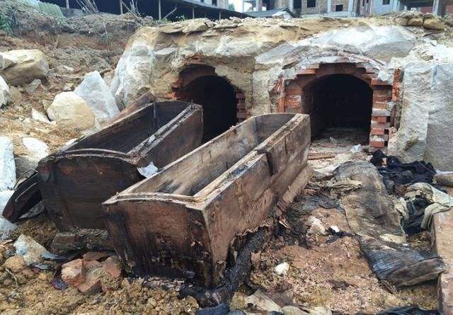 七百年古墓被打开,棺内不腐女尸突然自己动了!还贴着一张广告