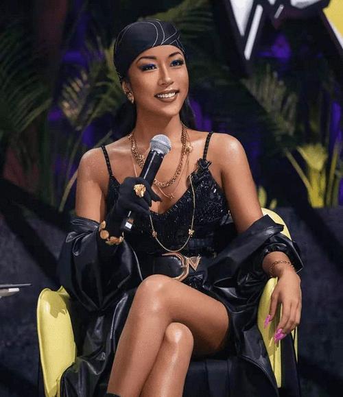 吉克隽逸综艺旧照曝光一身黑色look亮相像极了女海盗