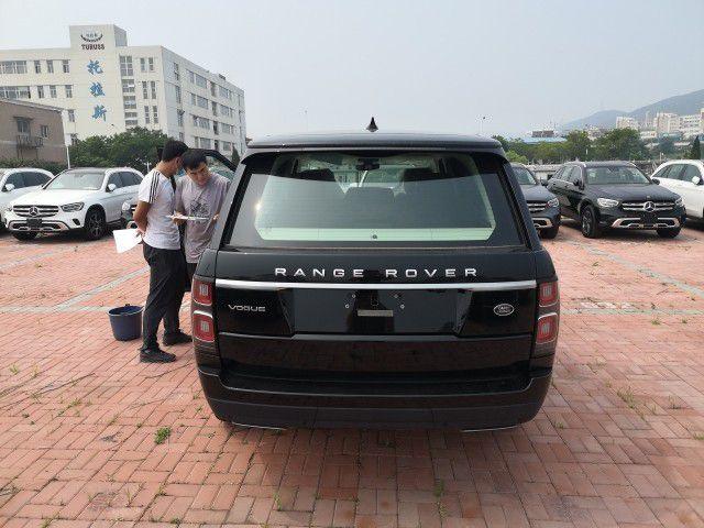 路虎揽胜行政版造型简洁,棱角分明充满霸气.