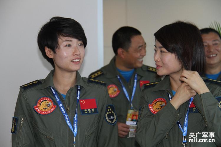 图为八一飞行表演队的女飞行员.魏明摄