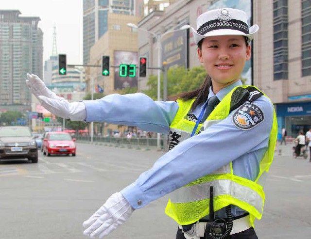 女交警赵维欢貌比全智贤甜美家居照网上倍受追捧图