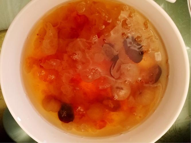 桃胶皂角米红枣桂圆银耳羹