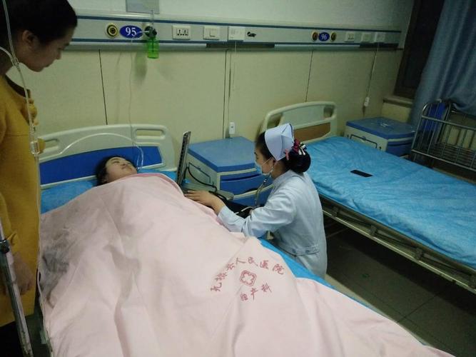 给予氧气吸入,测量生命体征.