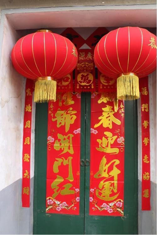 过年的喜庆味儿就出来了挂灯笼贴春联儿童画挂灯笼贴春联儿童画