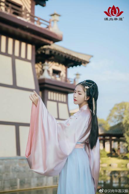 汉尚华莲汉服:#汉尚华莲新品# 凤凰於飞 桃花深处 .