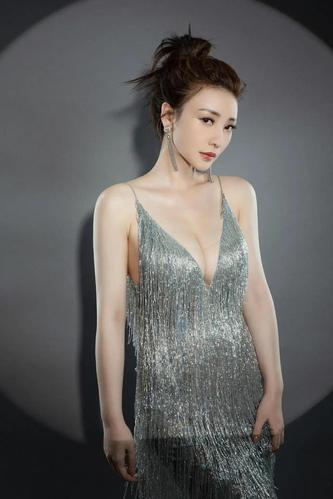 最新柳岩惊艳写真