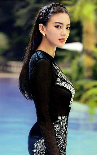 张雨绮恬静的美姿太迷人, 海边的她要美过美人鱼!