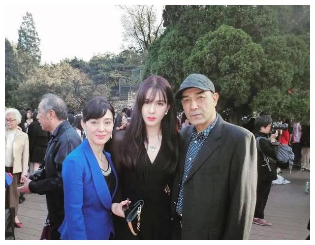 新疆主帅阿的江妻子年过50仍韵味十足女儿阿迪娜美若天仙