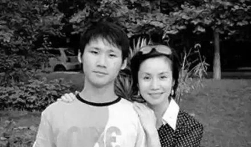 原创央视主持人徐俐退休,曾获得金话筒,二婚带子嫁名门的她什么来头