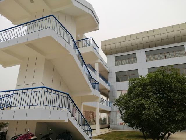 平顶山学院的崇文校区,远离大部队,但独领风骚!
