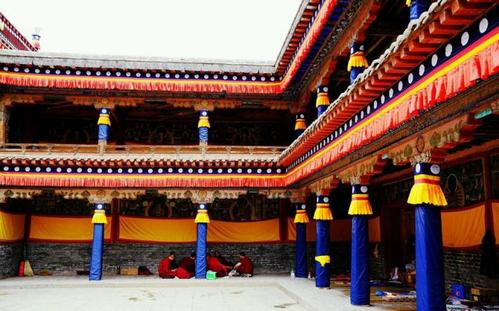 无意间拍得围坐的喇嘛,被喝停(大经堂内已禁止拍照)