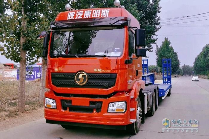 近期,侯邵光又购入了10台陕汽康明斯x3000牵引车和m3000载货车来