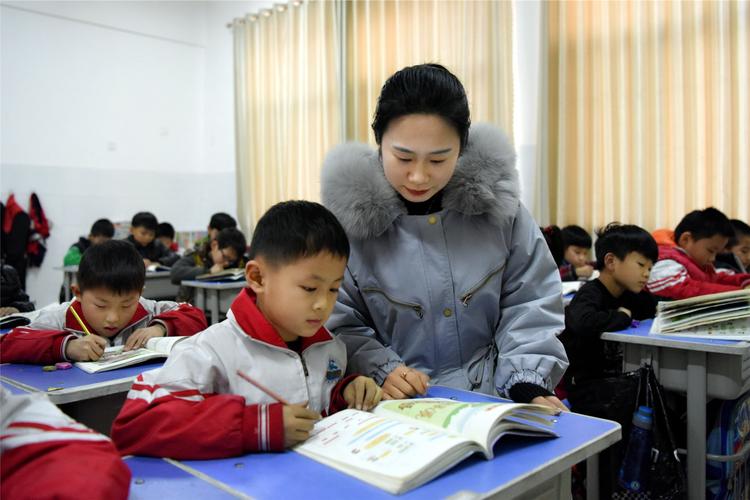 写美篇 12月月度班主任: 周文倩老师: 爱一小部分学生不是爱生,真正的