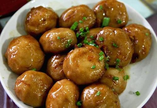 煮芋头鸡肉丸子