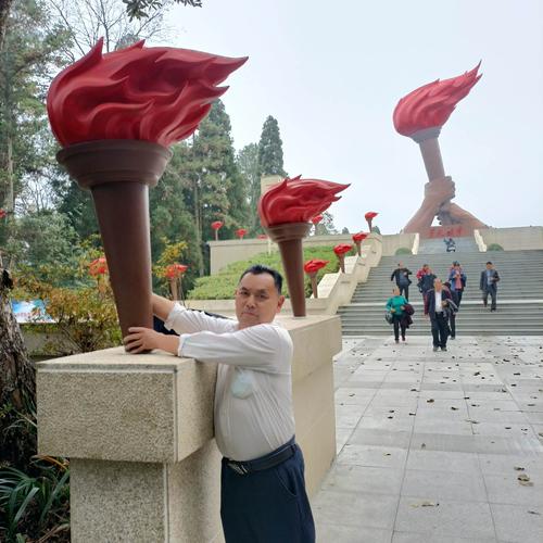 刘遵平在井冈山火炬傍留影