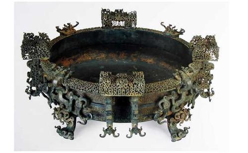 制作技术:战国曾侯乙青铜尊盘采用失蜡法铸造,纹饰细密复杂,且附饰无