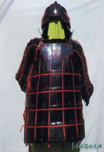 决定自己复原一套本土盔甲,遍查资料发现,白荣金老先生所著《甲胄复原