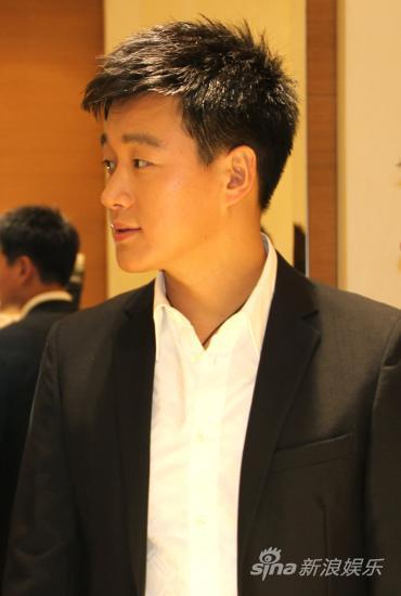 佟大为品牌亮相备受追捧 演绎黑白简约风尚 (图)