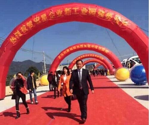 广东冠星陶瓷企业董事长何乃添走进庆典现场