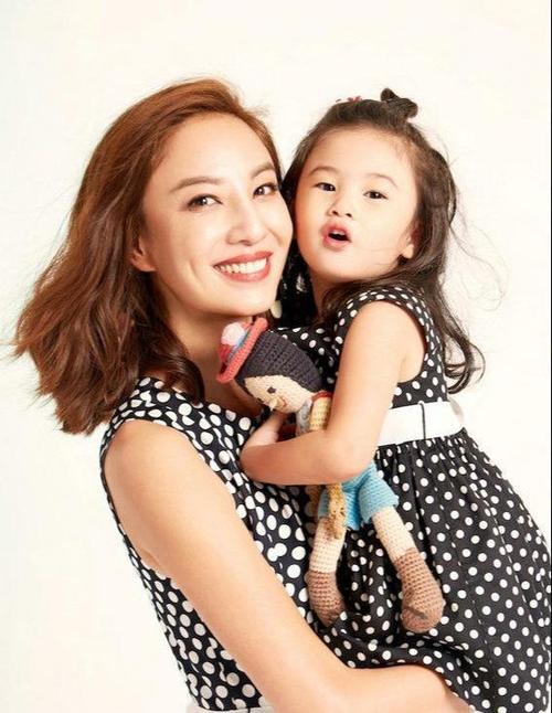 2012年,郑希怡参加应采儿的生日宴会,被树枝穿肺,改变