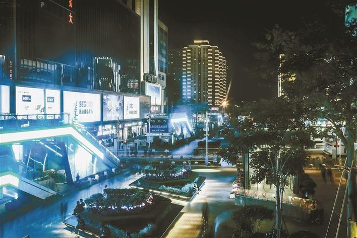 夜晚的华强北流光溢彩.