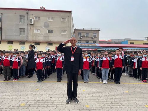 黄骅市骅东街道:七旬老党员走进街北小学讲党史