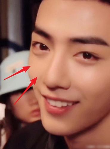 肖战晒化妆视频,素颜怼脸拍好自信,化妆师的表情却意外抢镜了