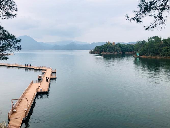 水上栈道很长,景色很美.
