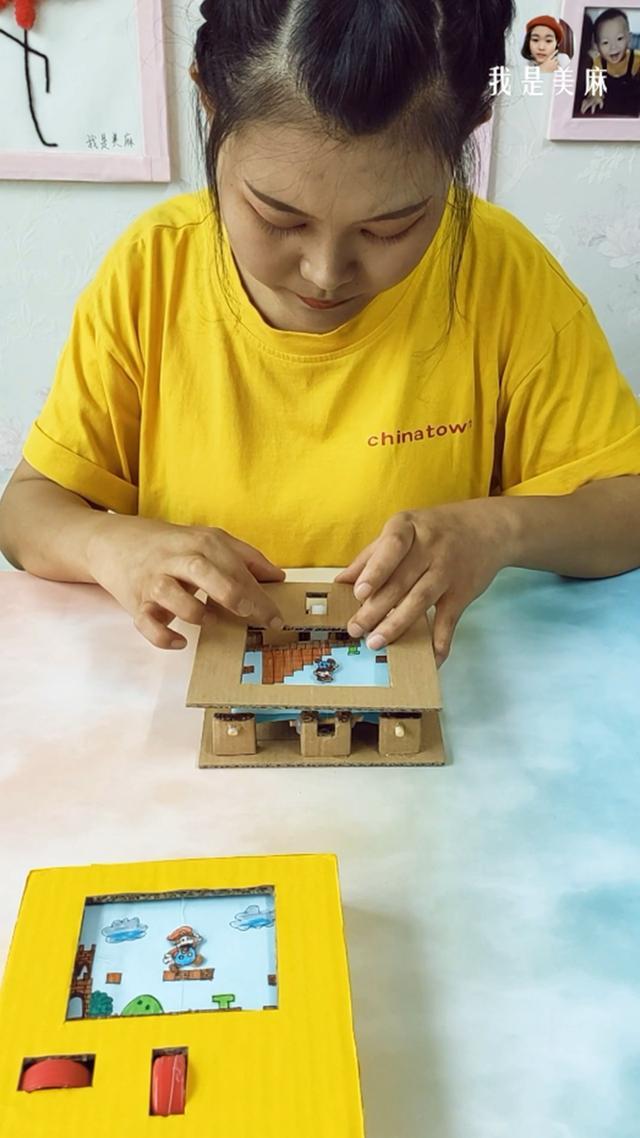 然后用纸板封顶,再贴上一层卡纸,好玩的超级玛丽掌上游戏机就做好了.