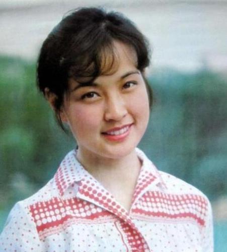 刘晓庆小时候的生活并不好,父母早早因感情不合而离异.