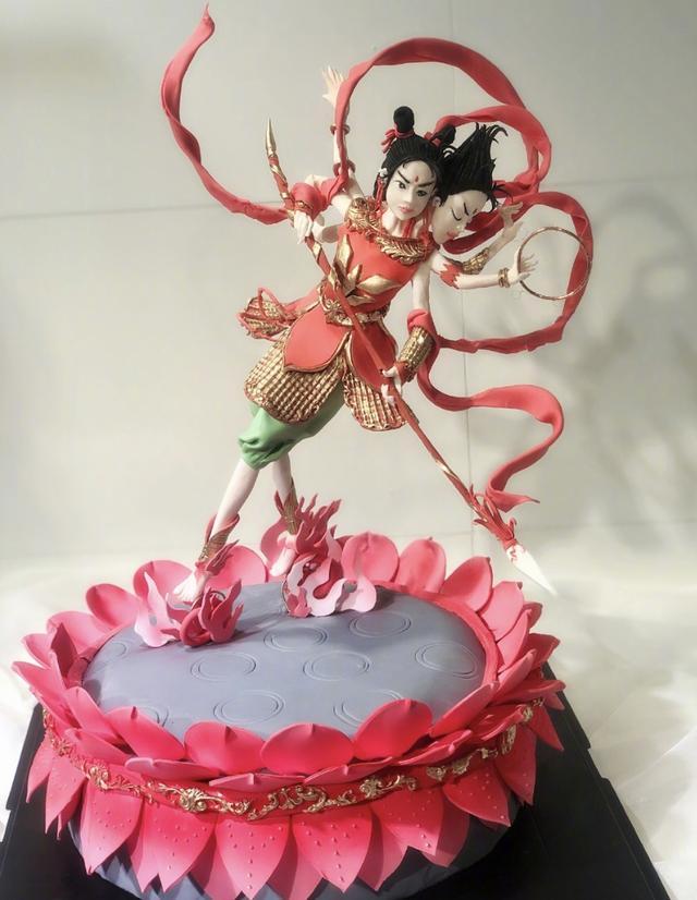 冉莹颖为三胎庆生,1岁羲羲哪吒造型似女孩儿,一家五口幸福温馨