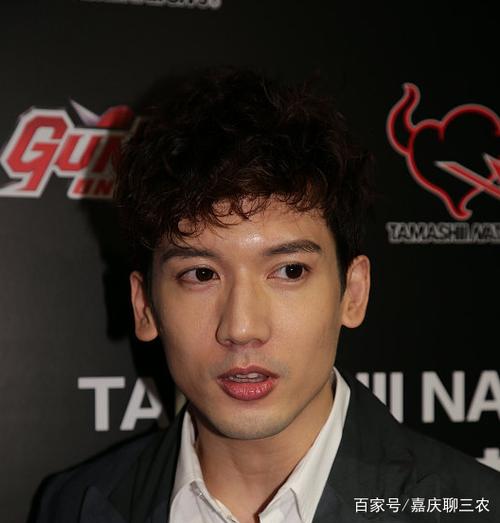 关智斌穿气质大衣露暖男酥笑,玩变形金刚模型童心爆发