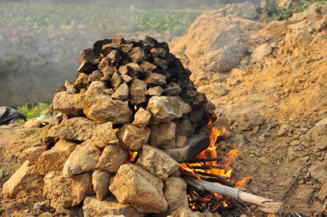 童年那段简单快乐的时光,而堆土窑烤红薯是最深刻的一个印记之一啦!