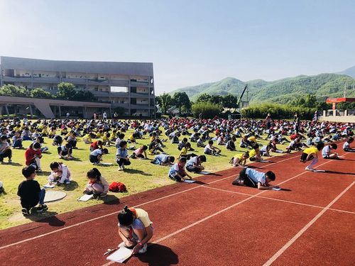 安吉教育网 教学园地 学校风采 >> 正文 >> 天荒坪小学开展垃圾分类