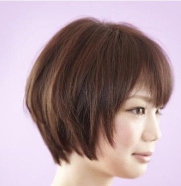 当梨花头风潮袭卷发型时尚圈的时候,蘑菇头短发又是