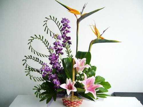 在现代插花艺术将传统东方式插花的意境与西方插花的艳丽的花朵和对