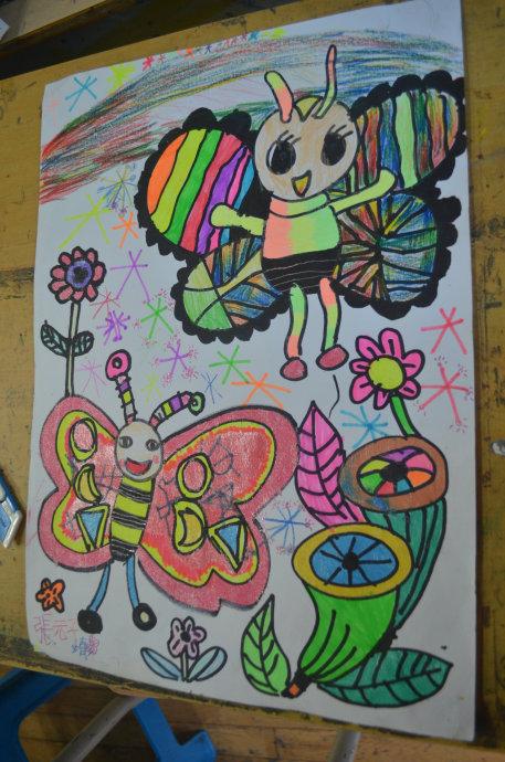 假期班里创作出的彩笔画