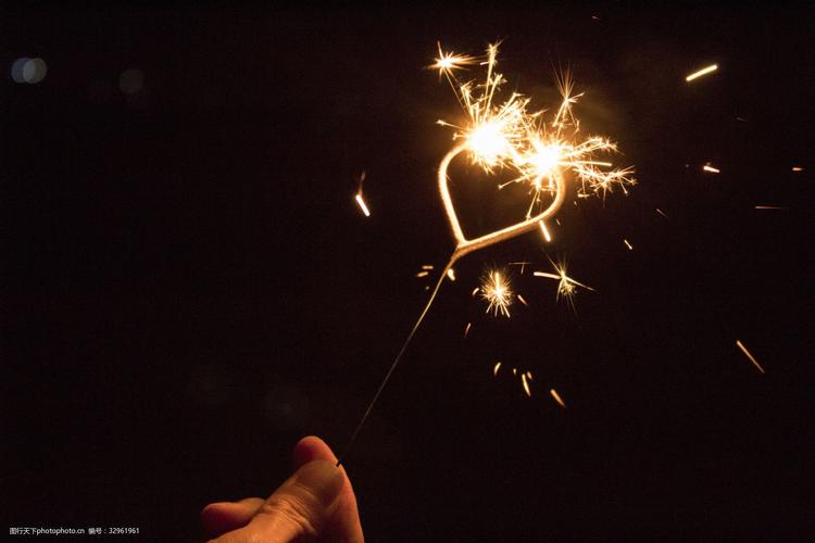 关键词:爱心形状的烟花棒 爱心 烟花 烟花棒 仙女棒 唯美 文艺 壁纸