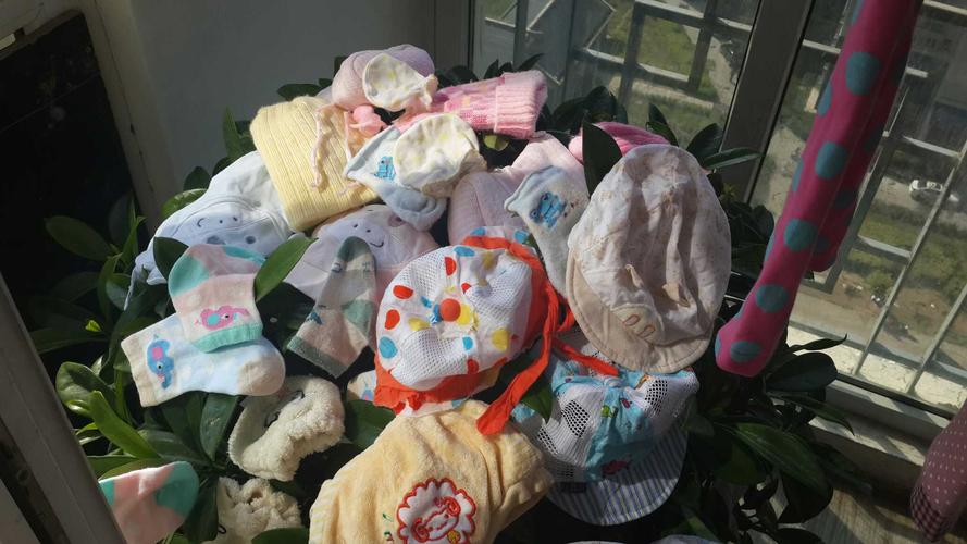 一大早起来洗小孩衣服,终于洗完了,就是没有地方凉