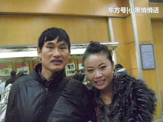 农民歌手出名,草帽姐豪车代步被喷,大衣哥北京"豪宅"却被人点