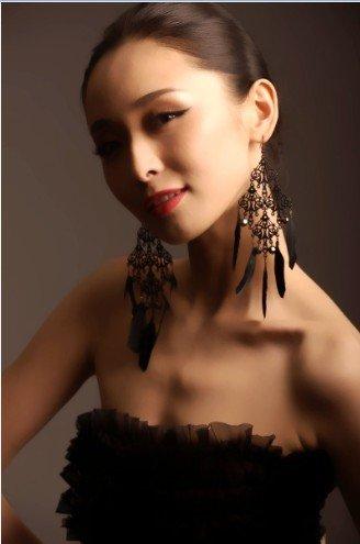 剧中,女主角温恬儿这一角色,由85后实力偶像新生代演员李曼饰演,自