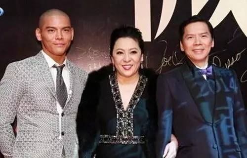 向华强与前妻丁佩所生女儿向咏恒近照曝光,颜值超高