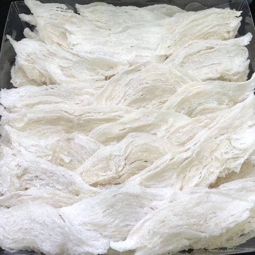 如果没有对比是难看出漂白燕窝,天然燕窝颜色会是偏白