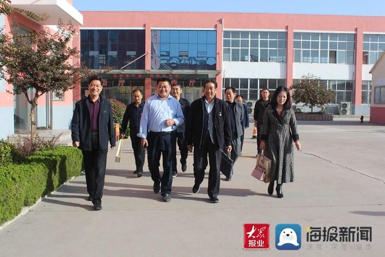 莒县关心下一代工作委员会到陵阳初中调研指导工作