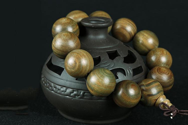 绿檀手串怎么盘绿檀手串的盘玩方法