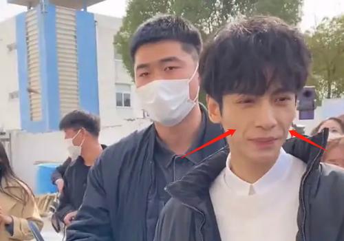 罗云熙《良言写意》杀青路透释出,精瘦干瘪,与精修图