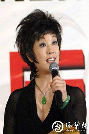 大明星刘晓庆是和田玉手镯迷