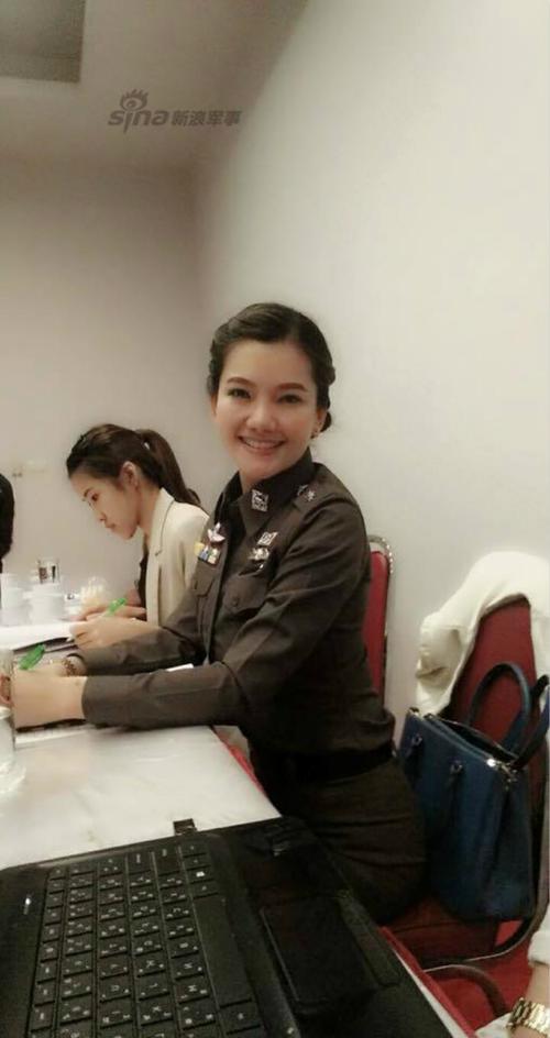 泰国美女警花爆红网络 微微一笑太撩人了 好像邻家小妹